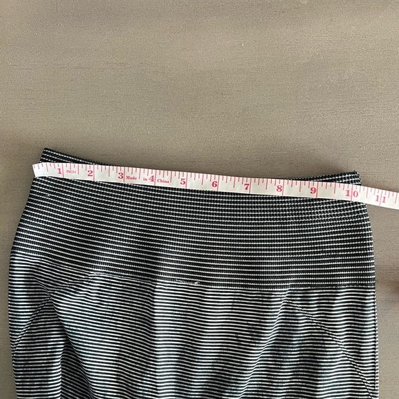 Lululemon Ebb to Train Tight *Wash White / Black / Luna Size 2 EUC - Picture 12 of 13